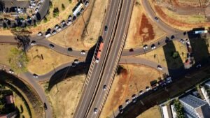 Aerial view of a busy highway interchange in Londrina, Paraná, Brazil, with visible traffic flow.